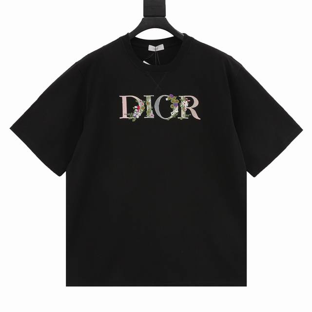 Dior 迪奥 渐变花卉刺绣短袖t恤 前幅图案采用进口绣线，由十万针刺绣工艺做出di**图案打底，在绣花基础上结合分散染料做出原版渐变效果，用含有分散类染料和印