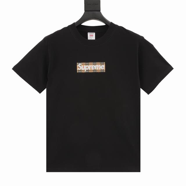 Supreme X Burberry 巴宝莉 联名款格纹字母印花短袖t恤 关于这款面料与zp一致采用的16.7英支老式织布机织成，18支精梳棉面料，面料的支数越