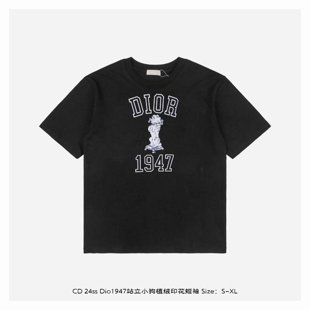 Dior 迪奥 24Ss Dio1947站立小狗植绒印花短袖 面料采用26支精疏平纹棉以及1*1罗纹，手感柔软舒适贴肤搭配 1947标志，承传以及这一具有历史意