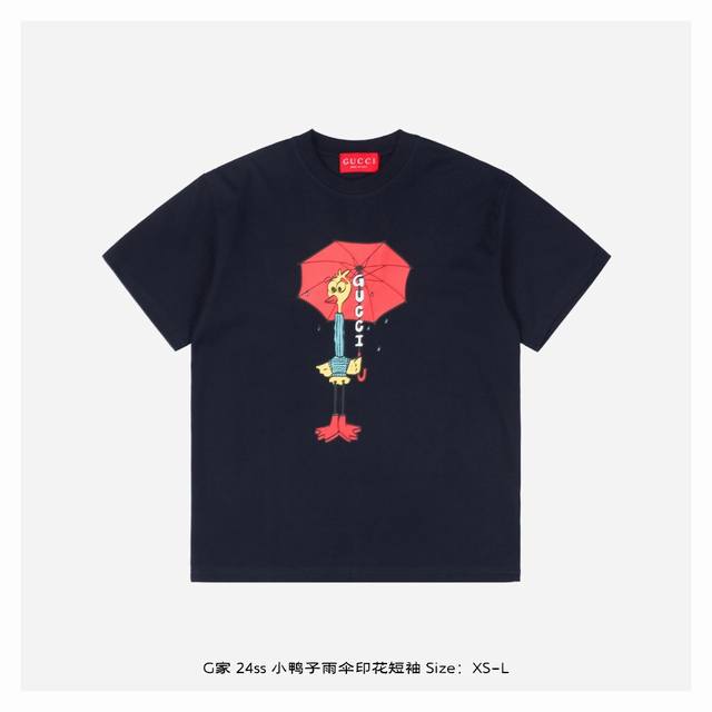 Gucci 古驰 24Ss 小鸭子雨伞印花短袖 面料采用32支双纱240克重精梳棉，定制32支1*1螺纹，成衣两遍水洗处理，面料舒适亲肤无异感，定制定染面料，