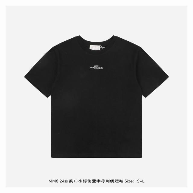 Maisonmargiela 马吉拉 24Ss 胸口小标倒置字母刺绣短袖 面料采用230克重精梳棉，定制32支1*1螺纹，成衣两遍水洗处理，面料舒适亲肤无异感，