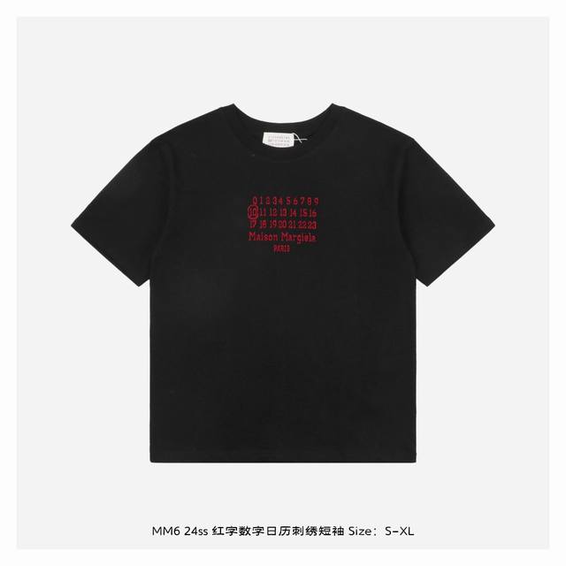 Maisonmargiela 马吉拉 24Ss 红字数字日历刺绣短袖 面料采用230克重精梳棉，定制32支1*1螺纹，成衣两遍水洗处理，面料舒适亲肤无异感，定制