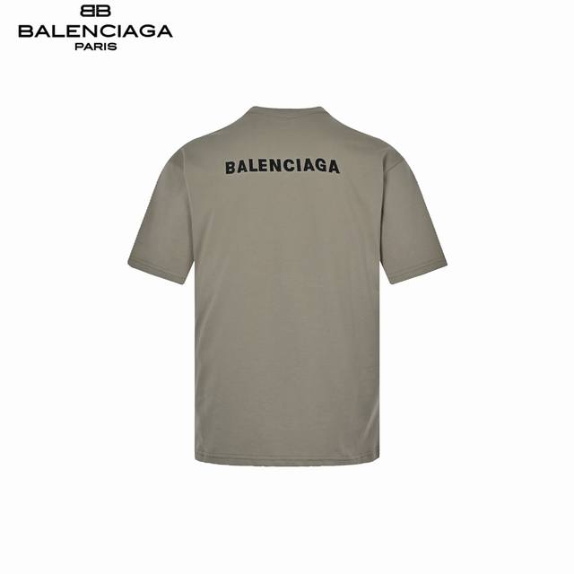 Balenciaga 巴黎世家 前后刺绣短袖-深卡其 采用32支双纱 260克重面料 进口针织针梳棉进行制作，厚度适中，有垂感又有轮廓型，上身就是一个舒适！！对