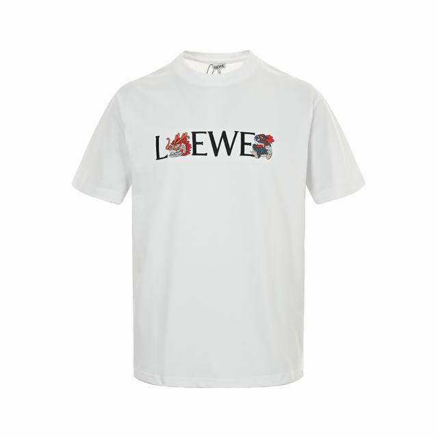 Loewe 罗意威 24Ss 龙年限定刺绣logo短袖 为庆祝龙年新春的到来，品牌呈现一系列色彩靓丽的甄选成衣和配饰， 并饰有各种充满怀旧意味的龙图案。 动物图