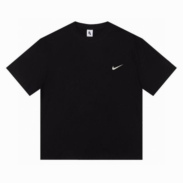 Stussy X Nike 斯图西 X 耐克24Ss联名款字母印花短袖t恤 贴肤舒适，耐看又好穿， 经典简约logo设计，原厂工艺一丝不苟， 定制280 G 同