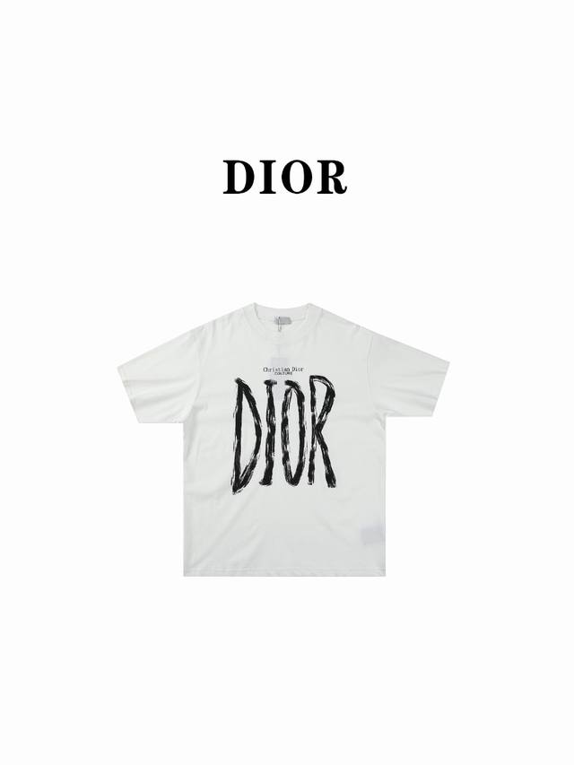 Dior 迪奥cd 24Ss字母大logo手绘印花短袖t恤 颜色：黑色 白色 面料采用纯棉精梳棉面料，印花采用进口水浆，上身效果宽松休闲，宽松版型，三标齐全，男