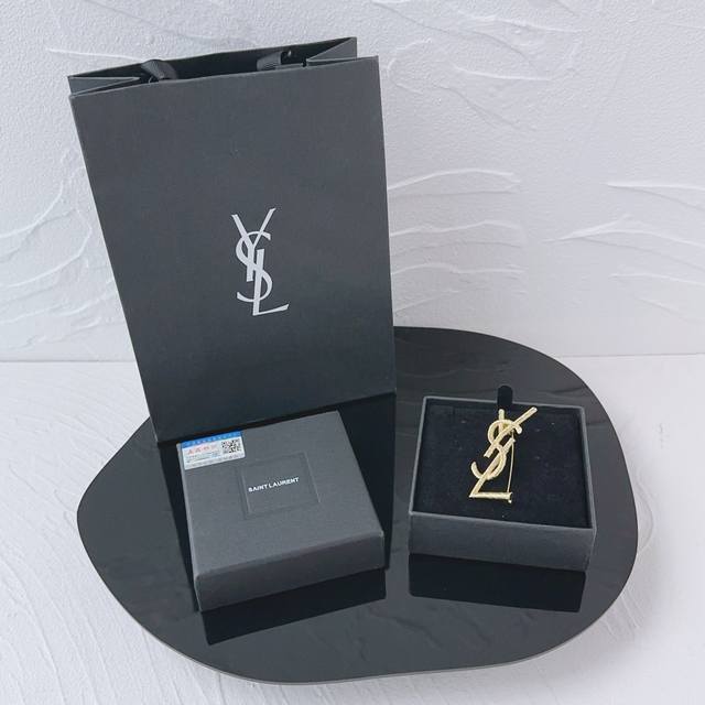 圣罗兰 Saint Laurent Bijoux Golden 胸针 复刻版 顶级原单复刻！精心雕琢的 Ysl 字母，线条流畅，轮廓清晰，展现出无与伦比的工艺水