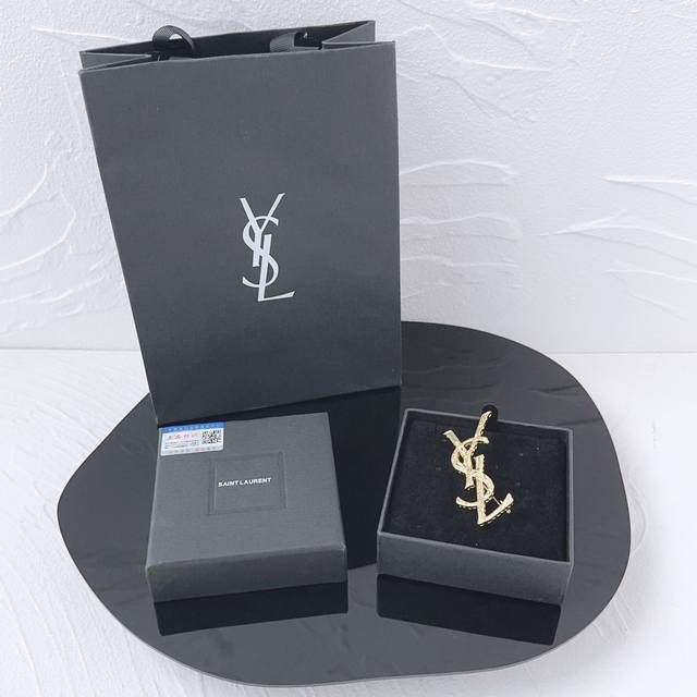 Saint Laurent圣罗兰 竹节字母logo胸针 复刻版 顶级原单复刻！带防伪码！Ysl 竹节胸针，时尚界的璀璨明珠。独特的竹节元素，赋予其坚韧与优雅的双