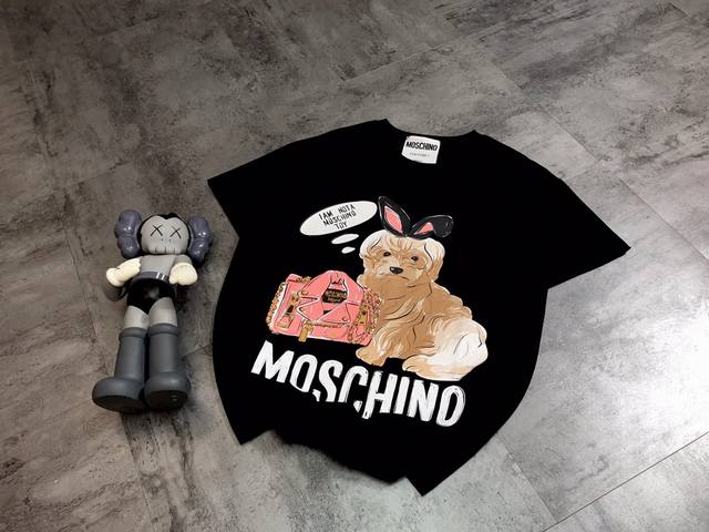 Moschino 莫斯奇诺狗狗印花t恤 胸前印花狗狗经过反复调色与原版一致 全部进口机器直喷印花 色彩还原度与原版一致 水洗不掉 领口定制螺纹 做工走线平整 纯