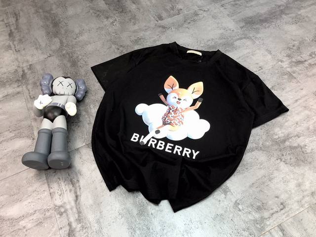 Burberry 巴宝莉 春夏2024新款云朵兔 圆领短袖 非常卡通可爱的一款 敲级可爱清纯 胸前采用进口机器直喷印花 进口浆料色彩还原度很高 具有立体效果 纯