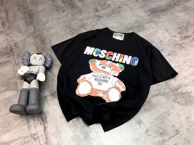 Moschino 莫斯奇诺2024小熊短袖t恤 宽松版型 上身超显瘦 胸前简约大气斑驳熊印花 采用进口热转印 效果栩栩如生 区分印花版本 百洗不掉 呈现最佳的色