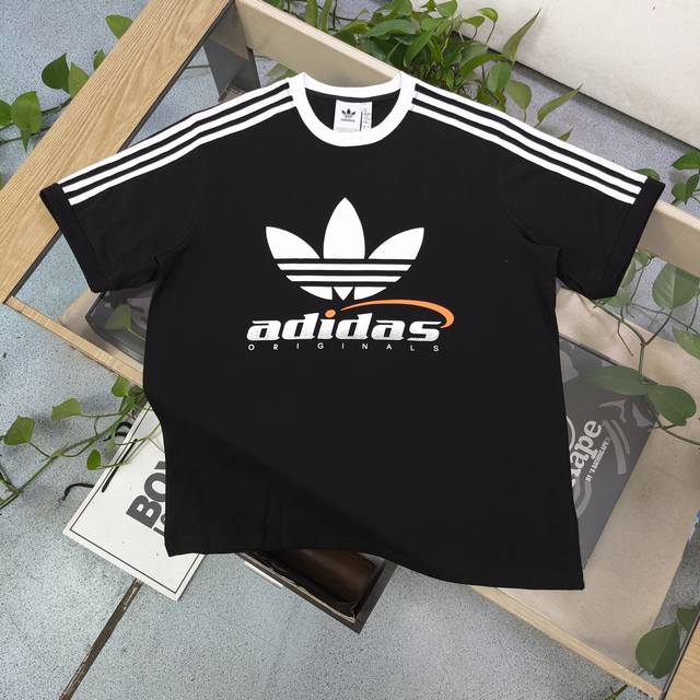 款号：Dg8227 2024新款adidas阿迪达斯三叶草大logo莲花图案印花休闲情侣短袖t恤，采用32支双纱精梳纯棉爽滑手感，纯棉不起球不起毛，质量保证、原