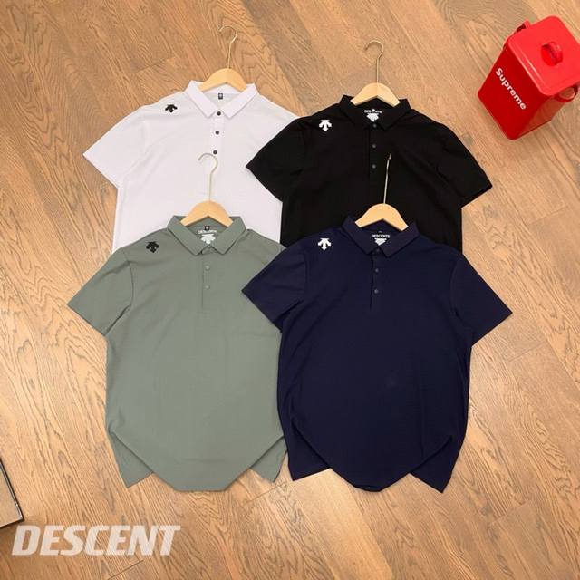 上新 Descent 迪桑特功能性速干polo短袖 定制速干网格面料 面料非常透气轻薄顺滑 兼顾舒适性的同时还有很好的舒适性 上身自带凉感 版型上采用的是经典的