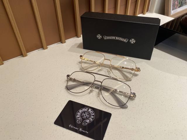 配专柜包装盒！Chrome Hearts 克罗心眼镜，张翰同款克罗心平光眼镜，克罗心眼镜里最火的一款眼镜，低调奢华的设计。颜色：金色，银色。