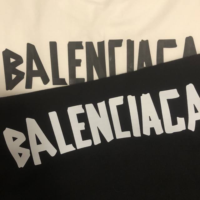 控 Balenciaga 巴黎世家经典款简约字母情侣款短袖 穿上就是舒适自在 减龄又显瘦的存在，慵懒而随性，结合干净简单的色系就特别耐看，适合日常穿着～复古标识