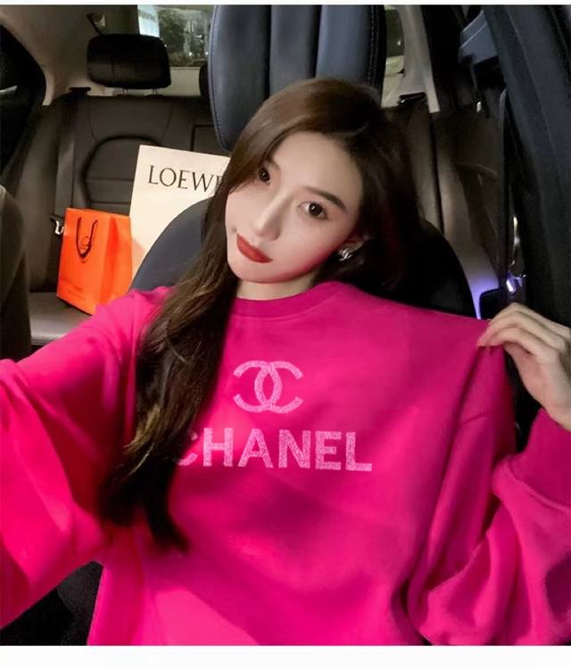 Chanel香奈儿小香重工牙刷绣logo玫红圆领卫衣 火龙果色简直是乱杀橄榄皮女孩最爱 不荧光～炒鸡正的火龙果 显白不会出错 重工小香牙刷绣有品味♀高级感在线！