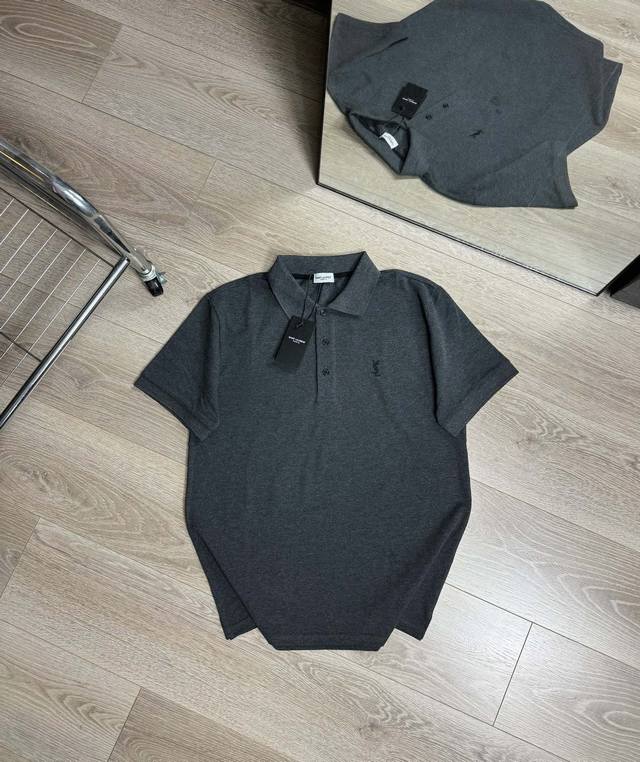 上新 高版本 Ysl 24Ss 字母绣花polo衫 深灰色 采用定织定染双股250克重羊毛混纺双面珠地面料，衣领为双系统提花定织扁机制成。胸口字母采用进口田岛机