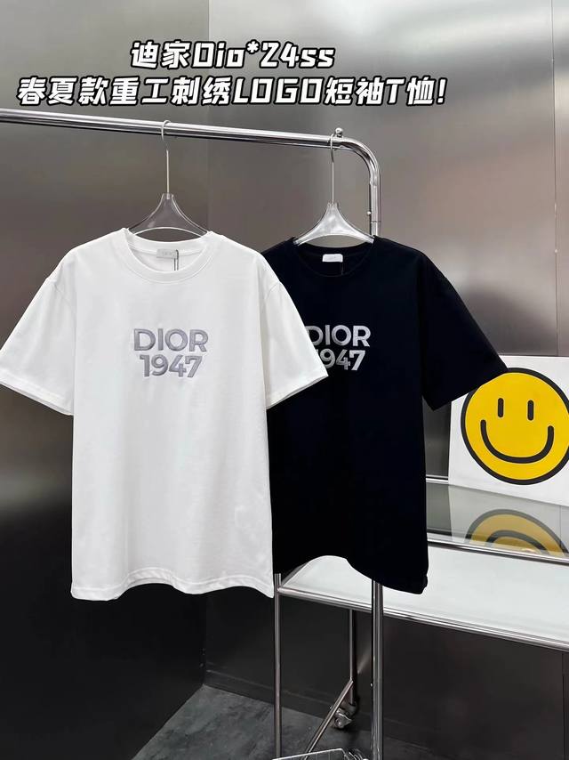 特价 数量不多，不退换 Dior 2024Ss春夏新款刺绣1947棉质字母短袖t恤 这款t恤是2024 春季系列新品，胸前展示1947 标志刺绣，承传以及这一具