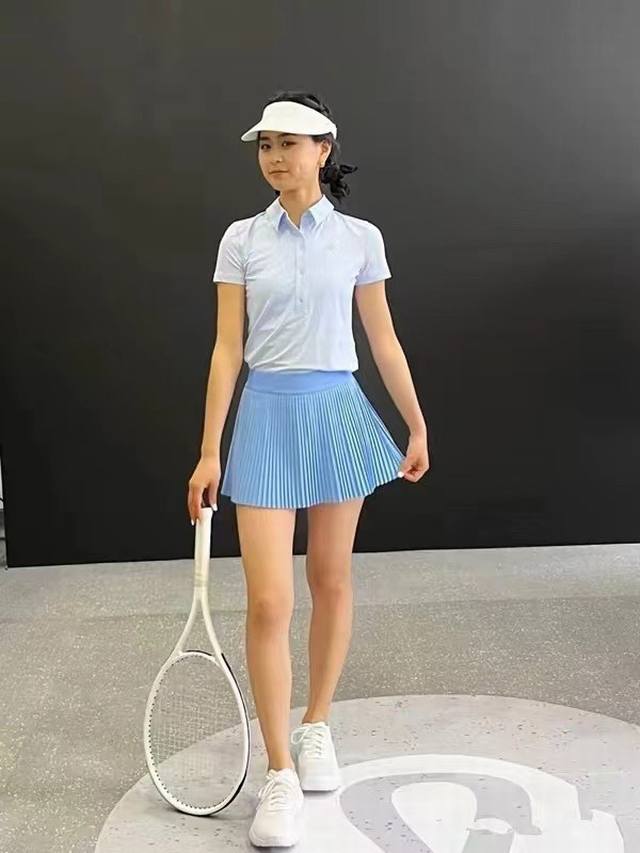 Quick-Dry 女士运动风翻领polo衫丨lululemon丨线上同步折扣公价690，三色可选，时尚百搭，活力满满的一件非常符合夏日舒爽体验穿着的服饰，日常