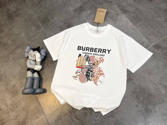 Burberry 巴宝莉24春夏小熊印花短袖体恤，还在专柜同步，时尚休闲圆领短袖，进口原版高支纯棉面料，唯一可以做代购级别的渠道狠货，精致印花工艺字母图案装饰l