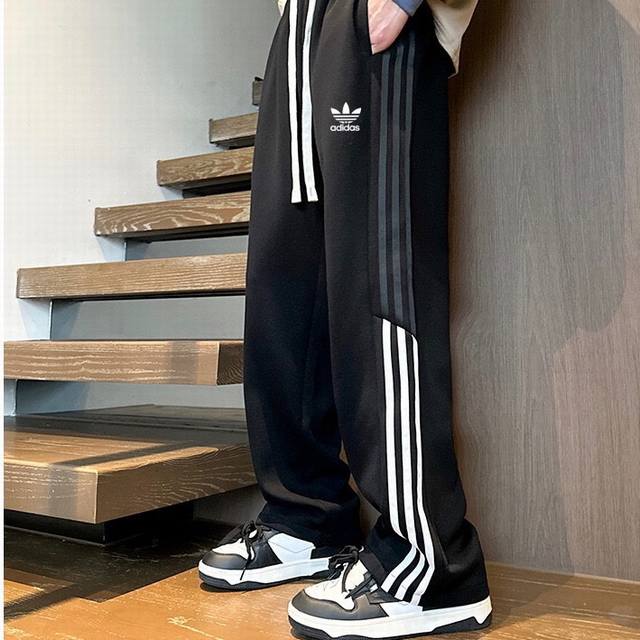 Adidas 阿迪达斯三叶草24Ss春季新款宽松休闲三杠直筒休闲裤情侣款卫裤 优选交织布面料 质感舒适 柔软透气 通勤百搭 不易变形 耐磨性好 侧缝织带拼接设计