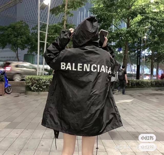 巴黎世家 Balenciaga Blcg经典背后字母印花防水冲锋衣夹克外套 功能性及实穿性极强 上身舒适 表面经过防泼水技术处理 防水防风抗皱性超高 隐形拉链帽