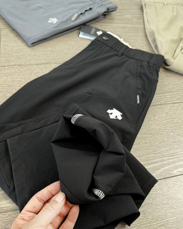 颜色 : 黑色 灰色 卡其 尺码 : L-4Xl Descente 迪桑特高品质商务长裤，立体剪裁速干透气防晒夏季薄款弹力商务休闲长裤松紧腰。面料采用防刮耐磨、