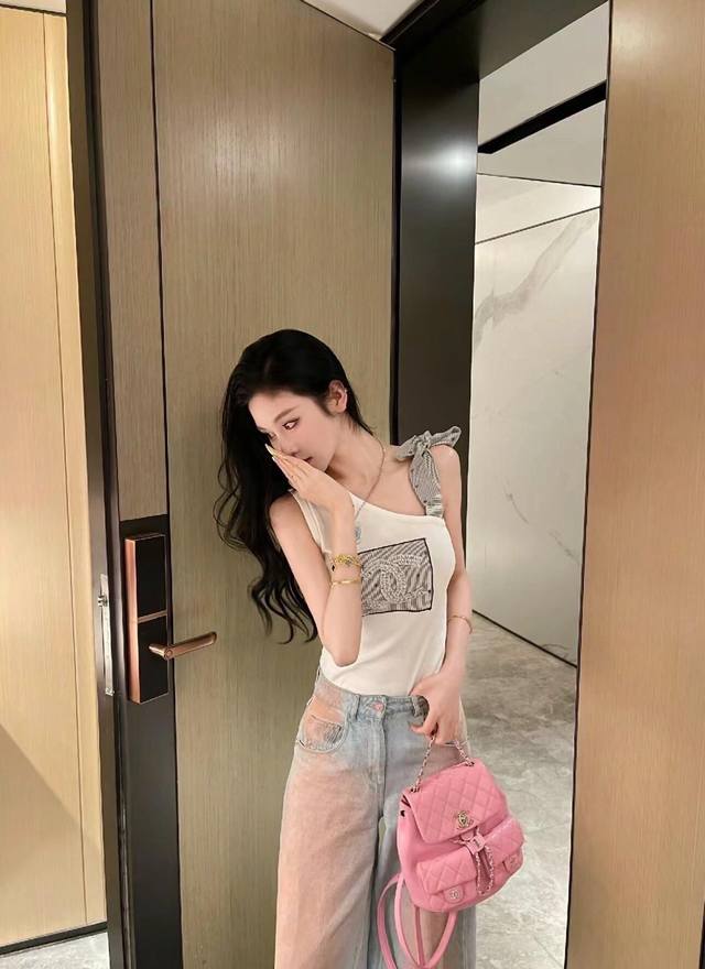 特价 小香 香香绑带针织背心 让人心动的小背心 俏皮少女感绑带针织小背心 活力十足的 肩部绑带设计 减龄又具有少女感 短款版型搭配高腰阔腿裤 短裙 显瘦同时修饰