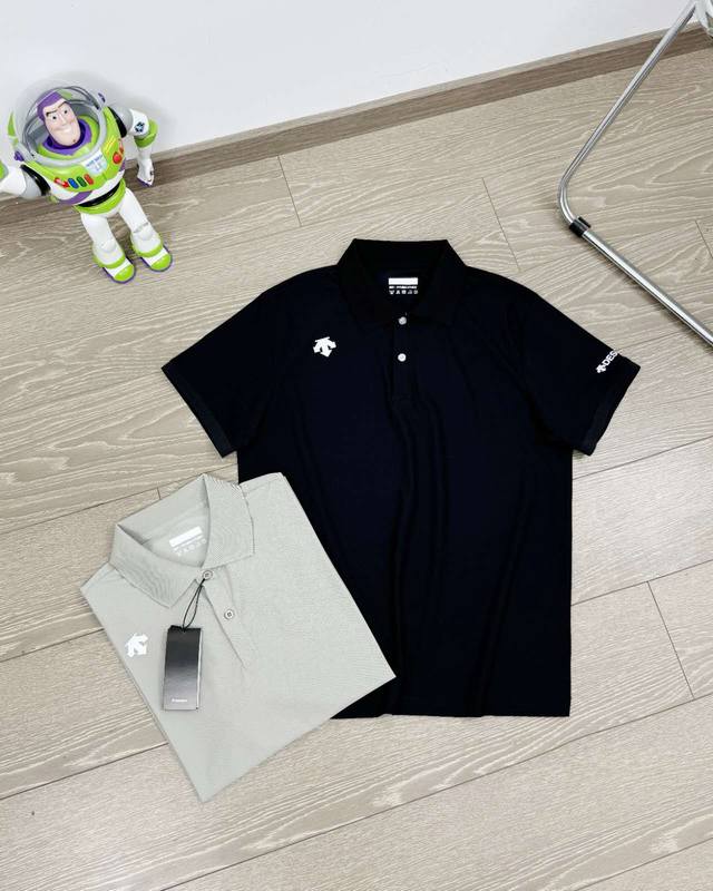 品牌：Descente 迪桑特 Descente 迪桑特 轻量透气 凉感运动 防晒 男士春夏必备的polo衫！这款属于简约商务休闲风格。不论是日常生活还是正式工