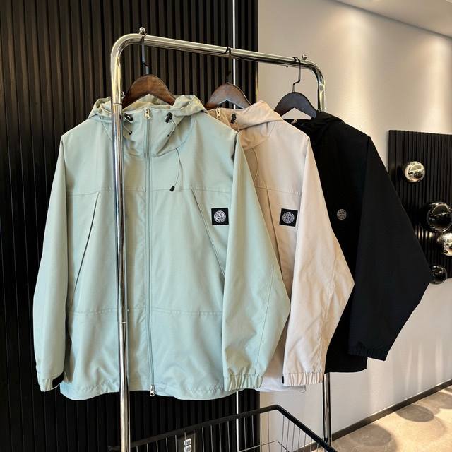 Stone Island 23Ss石头岛宽松连帽勋章外套 面料采用高品质冲锋衣外套面料 三防冲锋衣 后更加清凉更加机能 双拉链设计更加机能 双口袋设计 机能工装