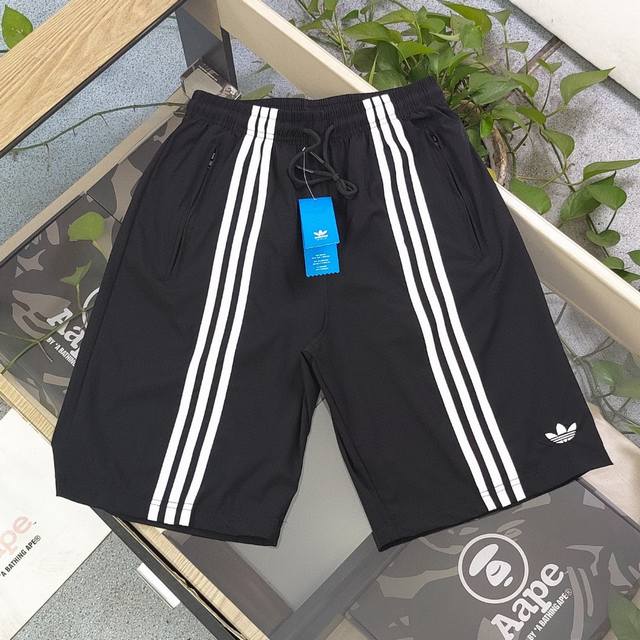 特价 款号：Dg8111 2024新款adidas阿迪达斯三叶草三道杠刺绣莲花图案绣花侧边三道杠休闲情侣梭织速干短裤五分裤，高弹透气，速干抗皱！不紧绷！休闲运动