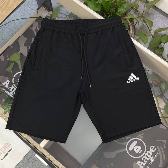 特价 款号：Dg8210 2024新款adidas阿迪达斯立体硅胶小标logo印花休闲情侣冰丝速干五分短裤，高弹透气 ，速干抗皱！不紧绷！休闲运动必不可少！面料