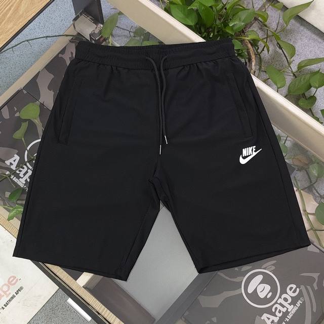 特价 款号：Dg8210 2024新款nike耐克立体硅胶小标logo印花休闲情侣冰丝速干五分短裤，高弹透气 ，速干抗皱！不紧绷！休闲运动必不可少！面料质感轻盈