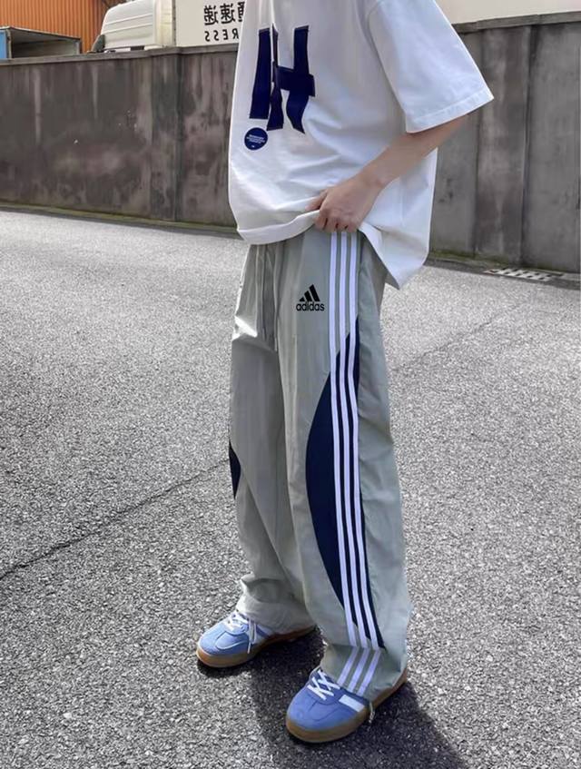 阿迪达斯adidas三条杠夏季褶皱冰丝防晒速干男女小众街头工装长裤情侣款 采用透气冰丝褶皱速干面料 具有良好的透气功能性做工精细无多余线头 工装风百搭休闲运动！