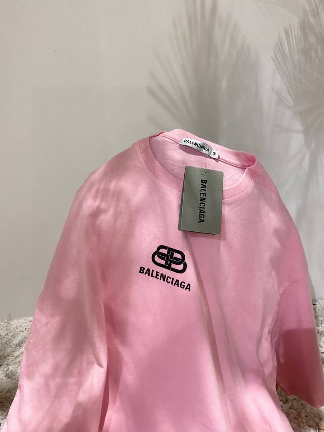 Balenciaga巴黎世家 纯棉直筒锁扣印花t恤短袖情侣款 Color: 粉色 Size: M-Xl M 肩宽49 胸围114 衣长 Cm L 肩宽 胸围11