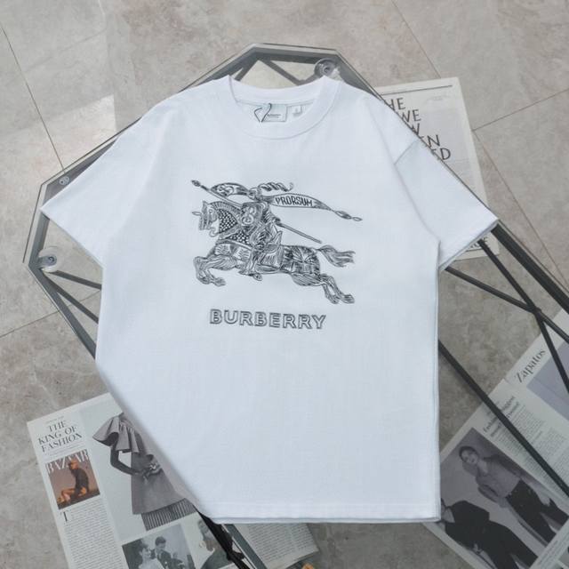 降价发 纯原臻品 顶级复刻 Burberry 巴宝莉经典款战马刺绣logo休闲圆领短袖t恤 - 款号：67708 - 颜色：黑色 白色 - 购入原版开模打造，全