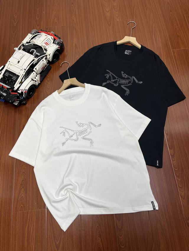 特价 库存有： 白m，L，Xl 黑s，M，L 官网ssarc’Teryx 始祖鸟 24Ss夏季胸前镂空大袅印花休闲短袖 如今热销的顶级流量款！高品质260克纯棉