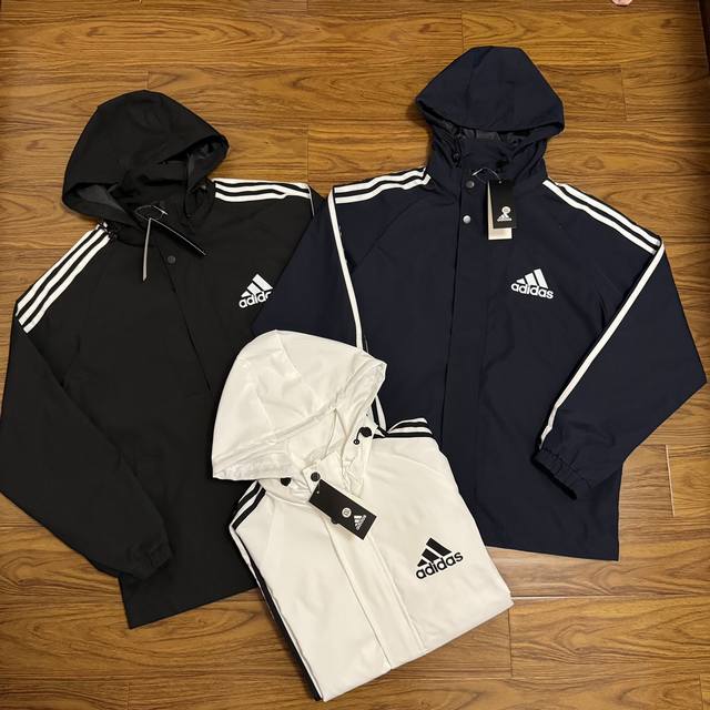 上新 M到3Xl Adidas阿迪达斯专柜经典款三条杠连帽外套 男女同款情侣款，三色可选，学院风十足，经典永不过时绝佳出行穿搭必备单品 采用高品质梭织布料上身非