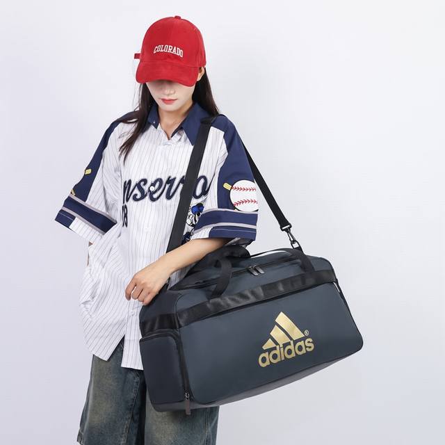 Adidas阿迪达斯 男女街头潮流大容量休闲斜挎包户外运动健身训练行李包短途出差行李包 尺寸:57×27×24