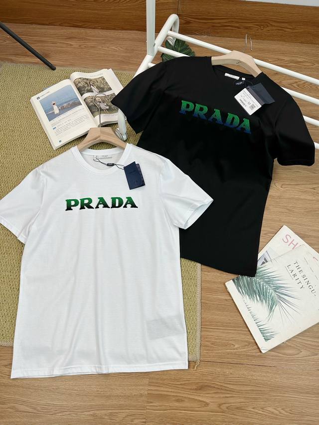 Prada 普拉达胸前牙刷刺绣logo短袖，日本进口十二针电脑横机织，采用渐变式的织法，视觉上有层次感，原版面料 200克32支铜氨丝面料，上身舒适冰爽透气、网