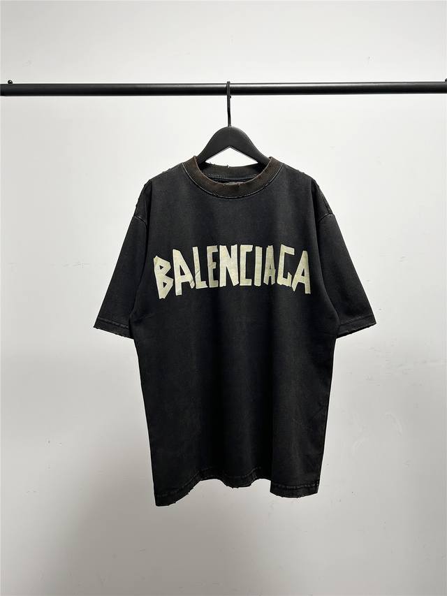 高版本，质量很好！原版包装，柜子最新款领标！巴黎世家 Balenciaga男女同款胶条字母短袖t恤！此款尺码偏大，最小xs穿到140斤左右！最大穿到220斤！