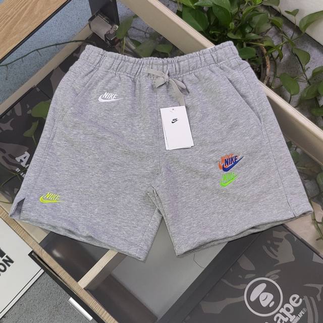 特价 款号：Dg8214 2024新款nike耐克多彩刺绣钩子图案logo绣花休闲情侣薄毛圈速干短裤五分裤，高弹透气 ，速干抗皱！不紧绷！休闲运动必不可少！面料