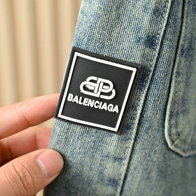 Balenciaga巴黎世家早秋新款双b字母排版logo休闲直筒牛仔裤 牛仔裤这几年绝对是衣橱占据c位的存在，也是最容易穿出酷感的单品，每个人都能享受来自日常的