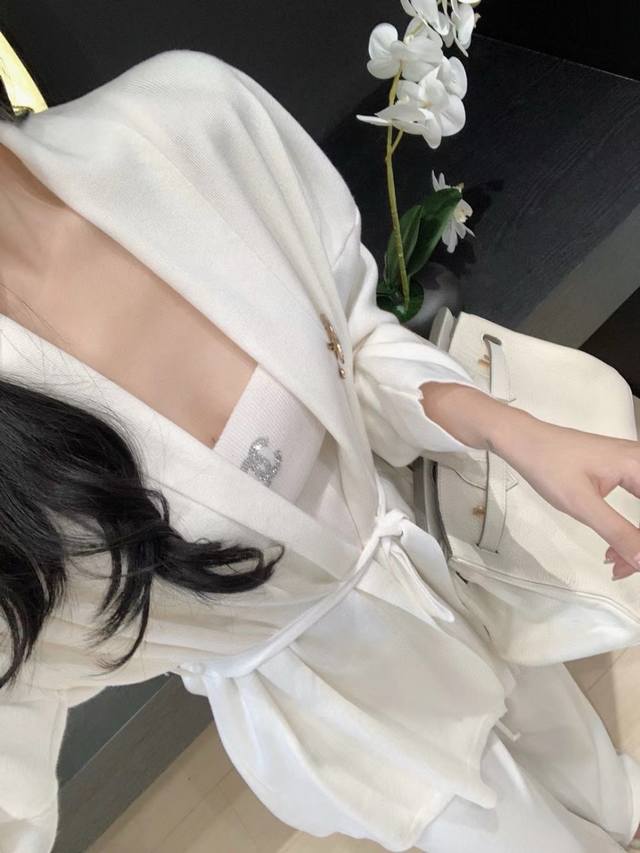 Chanel香奈儿小香双c烫钻吊带背心胸针开衫长裤三件套针织套装 款号：2467 7778 颜色：黑色 白色 咖色 玫红色 尺码：均码 80-125斤