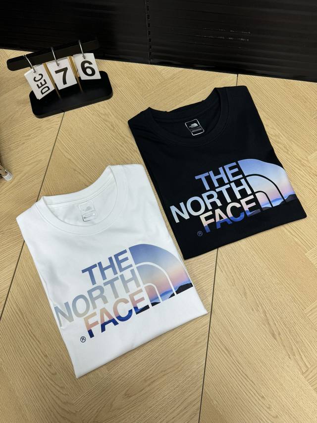 The North Face 北面 24Ss夏季胸前彩色印花圆领t恤短袖 颜色：黑色 白色 尺码：M L Xl 2Xl 3Xl 如今热销的顶级流量款！高品质26