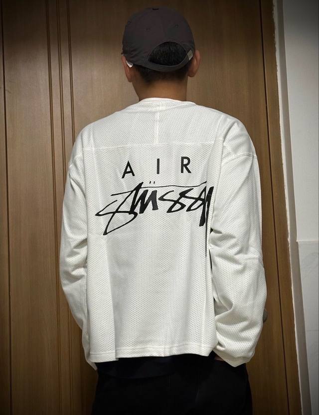 Nike Stussy 耐克斯图西 联名款 23Fw 网眼长袖 订制原版一致网眼面料，特殊孔状 颜色也调致一致 上身真的太好看了，造型上比较简约，正面袖口的ni