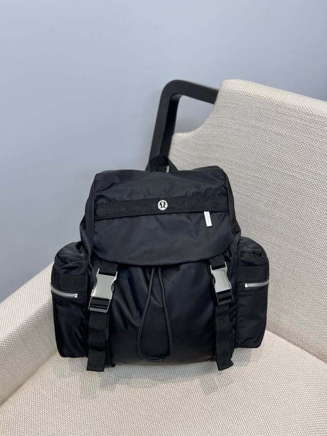 露露lululemon Wunderlust 14L双肩背包！全新现货，都来自lulu越南原厂 品质 吊牌 标签都是一样标准！区别于市场通货的劣质五金和软趴趴的