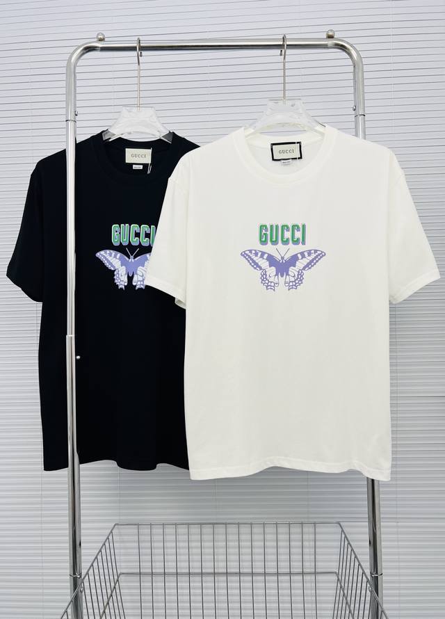 新款短袖上新：2024 Gucci 新品限定走秀款，撞色蝴蝶字母印花t恤，源版开发定制，全棉材质，复古高级，全新工艺，活性印花工艺处理，撞色蝴蝶字母印花，简约宽