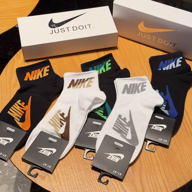 Nike耐克男款短袜，五双礼盒装，内置五双不同配色，超火爆款式，老粉赶紧抢，对于时髦人士来说袜子早就是一种时髦小配件了，看似简单的穿搭只要来双吸睛的袜子整体lo