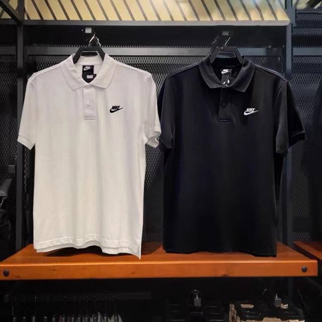 Nike 耐克夏季新款小勾刺绣翻领polo衫短袖 采用210克纯棉珠地网眼面料 面料舒适透气 翻折领与两扣式前襟 衣袖采用罗纹袖口 胸前nike Logo刺绣